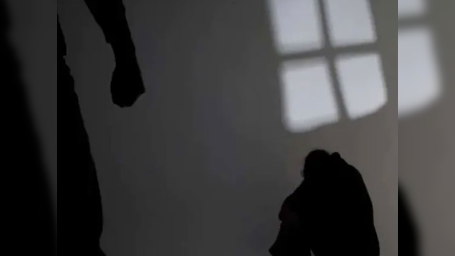Churu Crime News: पिता ने नाबालिग बेटी से साथ किया दुष्कर्म,भाई को जान से मारने की दी धमकी