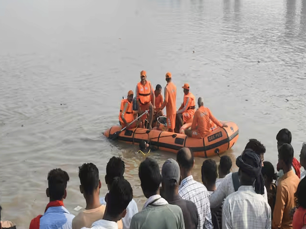 बिहार: पटना में हुआ बड़ा हादसा, श्रद्धालुओं से भरी नाव नदी में पलटी, 4 डूबे; कई लोगों ने तैरकर बचाई जान बिहार: पटना में हुआ बड़ा हादसा, श्रद्धालुओं से भरी नाव नदी में पलटी, 4 डूबे; कई लोगों ने तैरकर बचाई जान