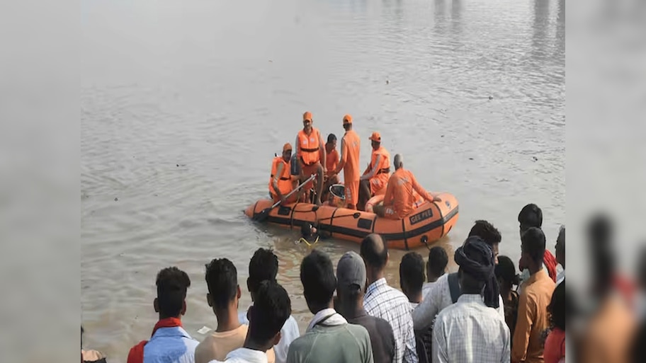  बिहार: पटना में हुआ बड़ा हादसा, श्रद्धालुओं से भरी नाव नदी में पलटी, 4 डूबे; कई लोगों ने तैरकर बचाई जान