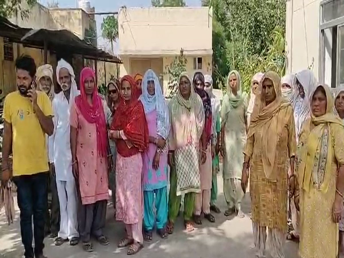 Alwar में उठी डबल मर्डर केस में आरोपियों की गिरफ्तारी की मांग, सैकड़ों महिलाएं पहुंची सदर थाना Alwar में उठी डबल मर्डर केस में आरोपियों की गिरफ्तारी की मांग, सैकड़ों महिलाएं पहुंची सदर थाना