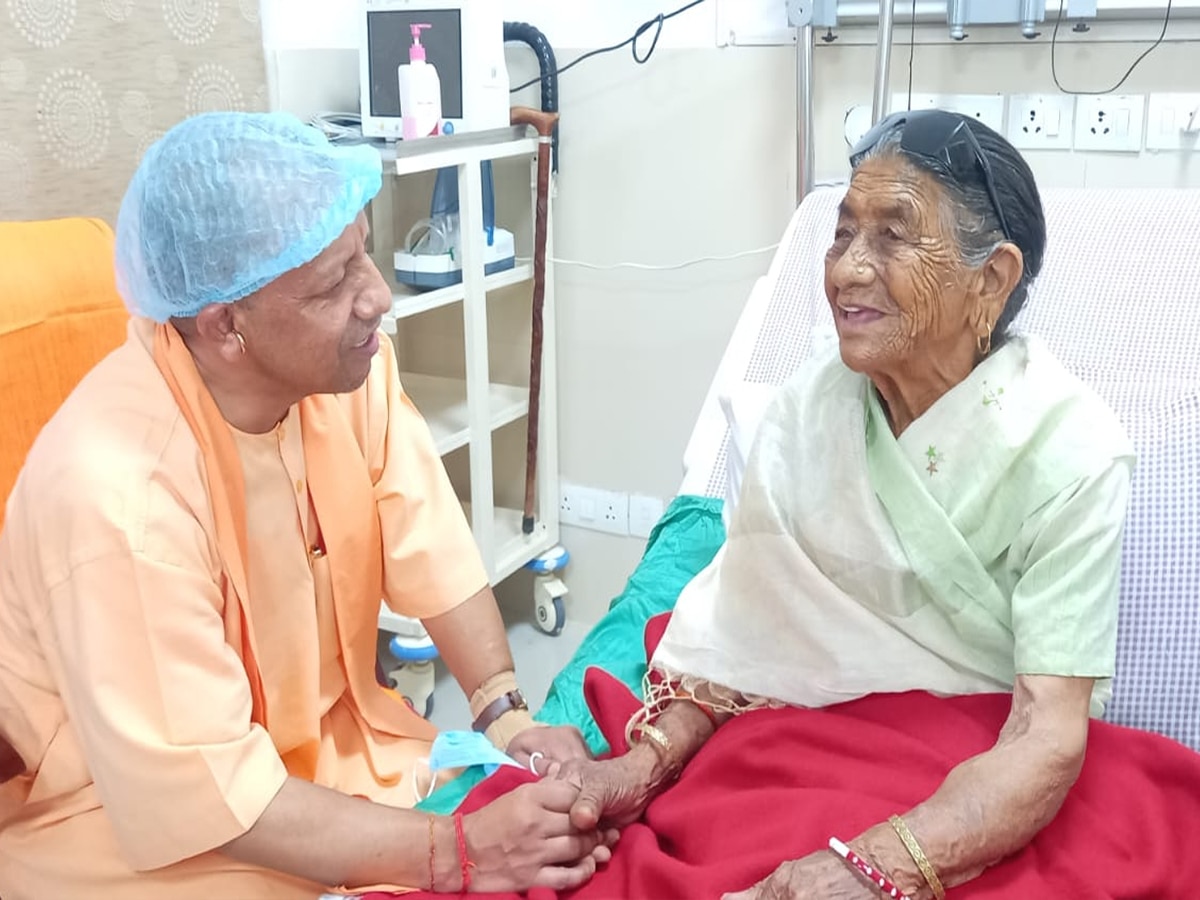 UP CM Yogi Adityanath met Mother Savitri Devi in Rishikesh AIIMS | अस्पताल में मां से मिलकर भावुक हुए सीएम योगी, हाथ पकड़कर पूछा हालचाल | Hindi News,