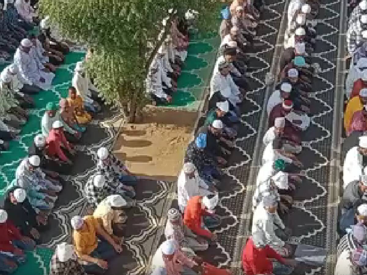 Haryana News: नमाज अदा करने के लिए मस्जिदों में उमड़ी भीड़, गले मिलकर लोगों ने दी बधाई