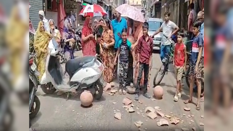 Alwar News: पानी की मांग को लेकर सड़कों पर उतरी महिलाएं, मटका फोड़ किया प्रदर्शन