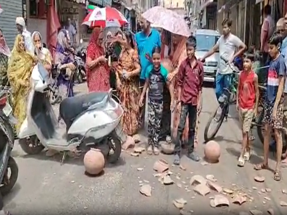 Alwar News: पानी की मांग को लेकर सड़कों पर उतरी महिलाएं, मटका फोड़ किया प्रदर्शन Alwar News: पानी की मांग को लेकर सड़कों पर उतरी महिलाएं, मटका फोड़ किया प्रदर्शन