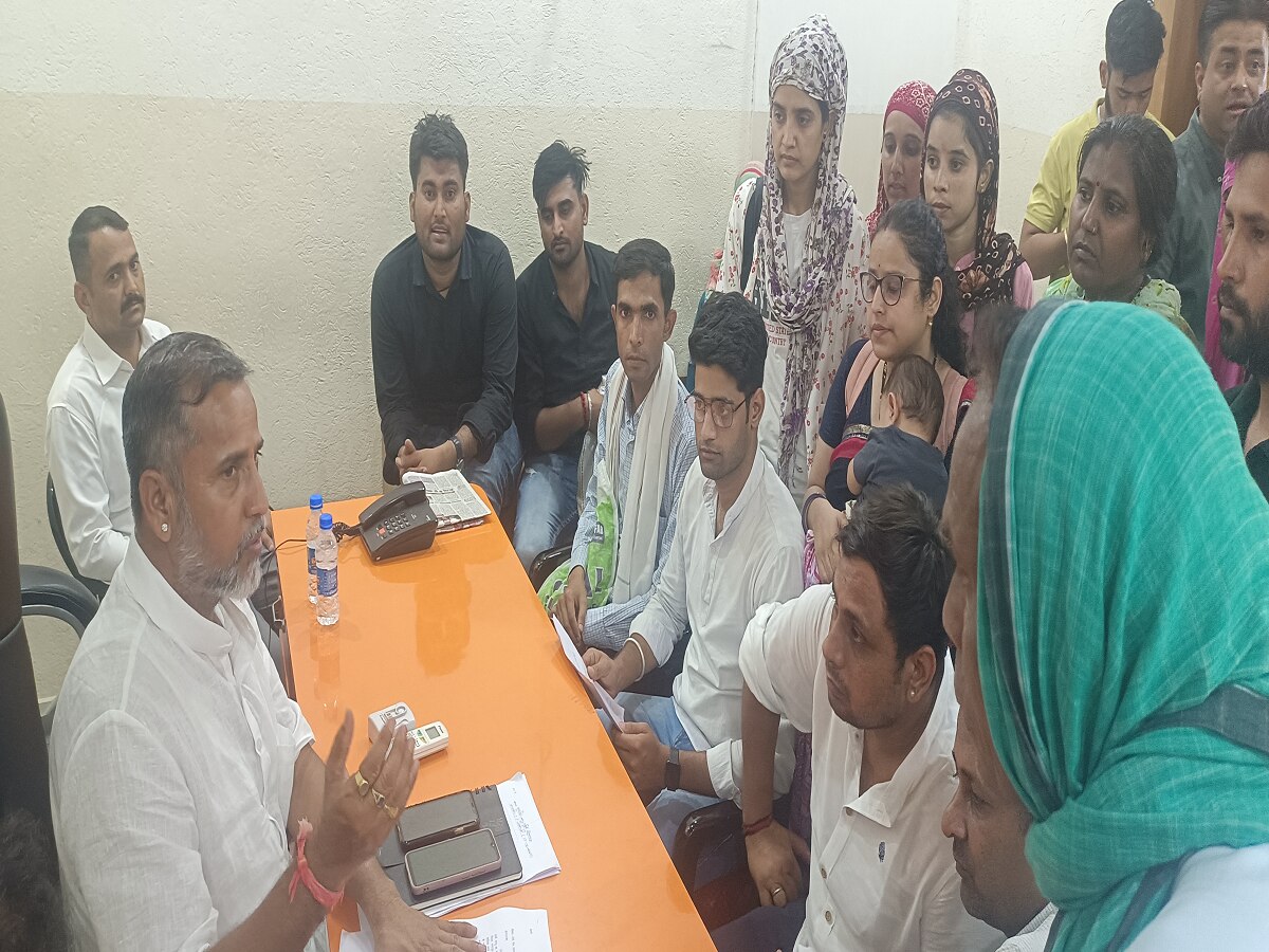 आयुष नर्सेज कंपाउंडर भर्ती के फॉर्म रिओपन करवाने की मांग, अभ्यर्थी पहुंचे बीजेपी कार्यालय आयुष नर्सेज कंपाउंडर भर्ती के फॉर्म रिओपन करवाने की मांग, अभ्यर्थी पहुंचे बीजेपी कार्यालय