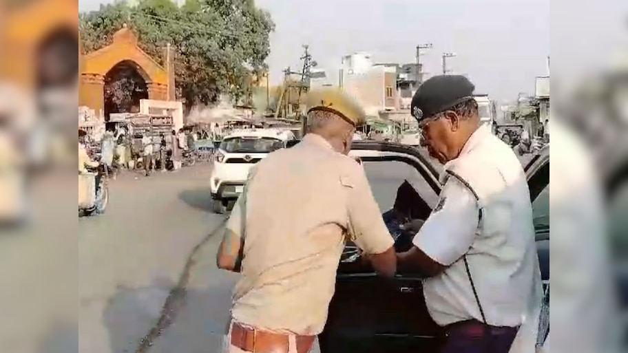 Pratapgarh : सड़क दुर्घटनाओं को रोकने के लिए यातायात पुलिस की ओर से विशेष अभियान की शुरुआत, कई वाहनों को किया गया जब्त