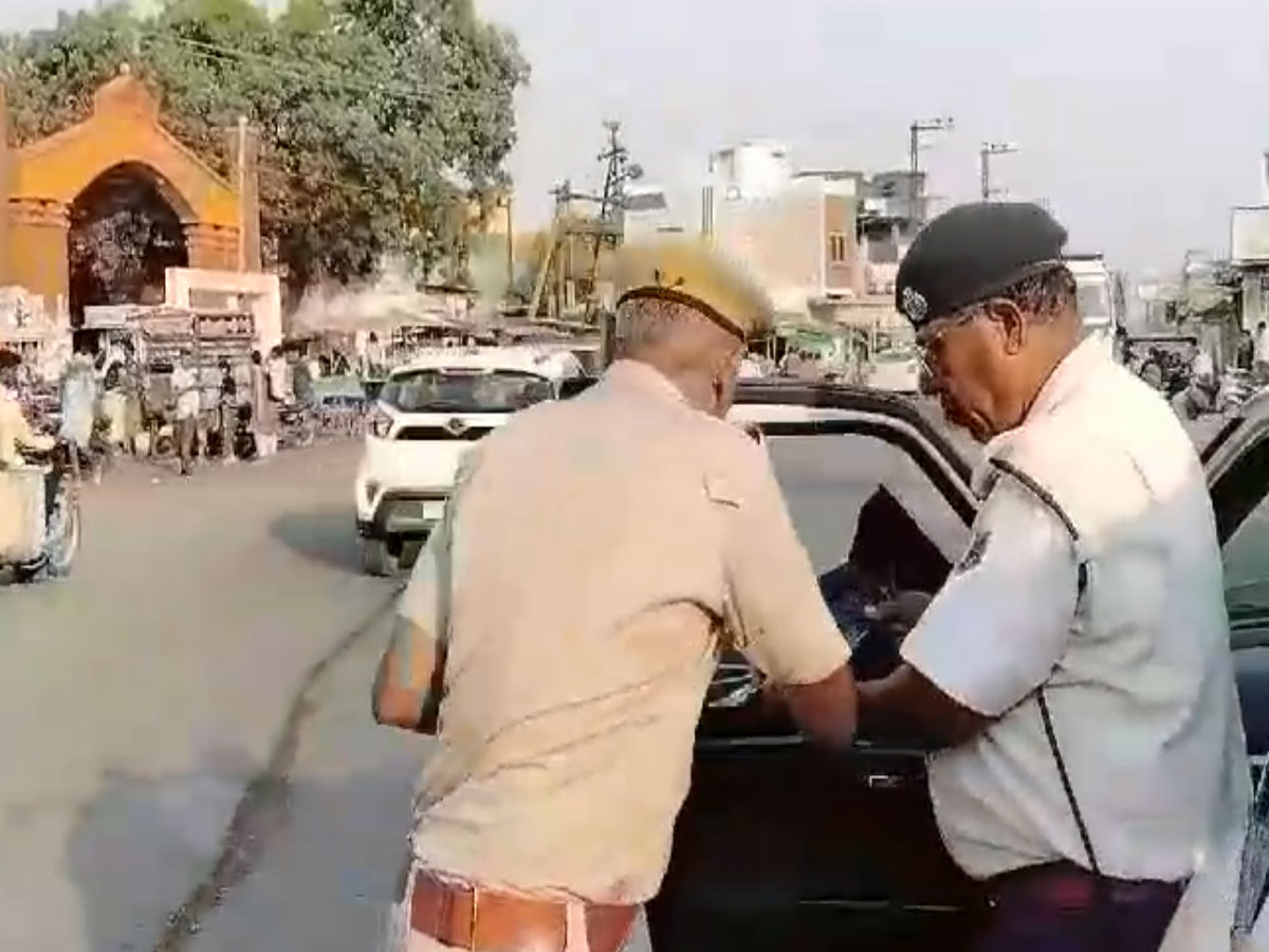 Pratapgarh : सड़क दुर्घटनाओं को रोकने के लिए यातायात पुलिस की ओर से विशेष अभियान की शुरुआत, कई वाहनों को किया गया जब्त Pratapgarh : सड़क दुर्घटनाओं को रोकने के लिए यातायात पुलिस की ओर से विशेष अभियान की शुरुआत, कई वाहनों को किया गया जब्त