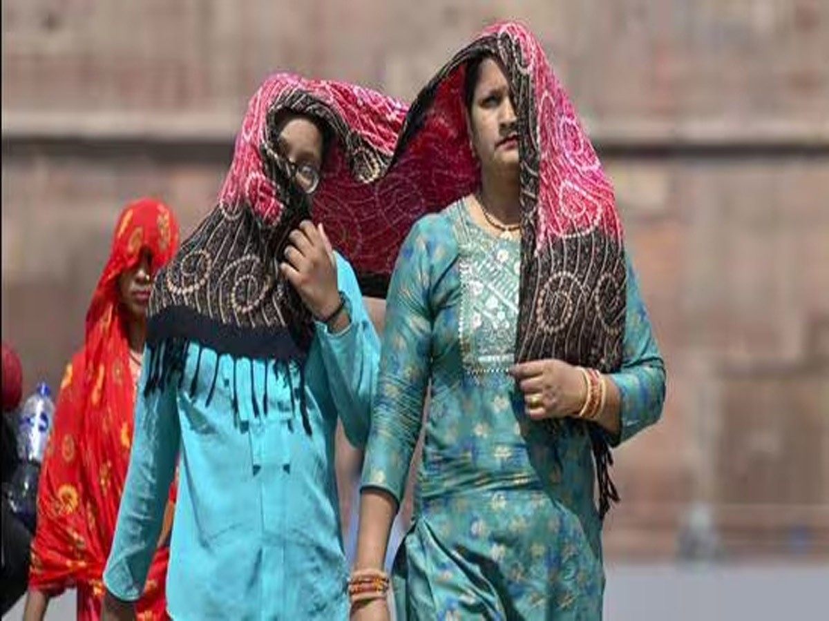 Delhi Temperature: दिल्ली में जारी हुआ रेड अलर्ट, कई इलाकों में भीषण लू Delhi Temperature: दिल्ली में जारी हुआ रेड अलर्ट, कई इलाकों में भीषण लू