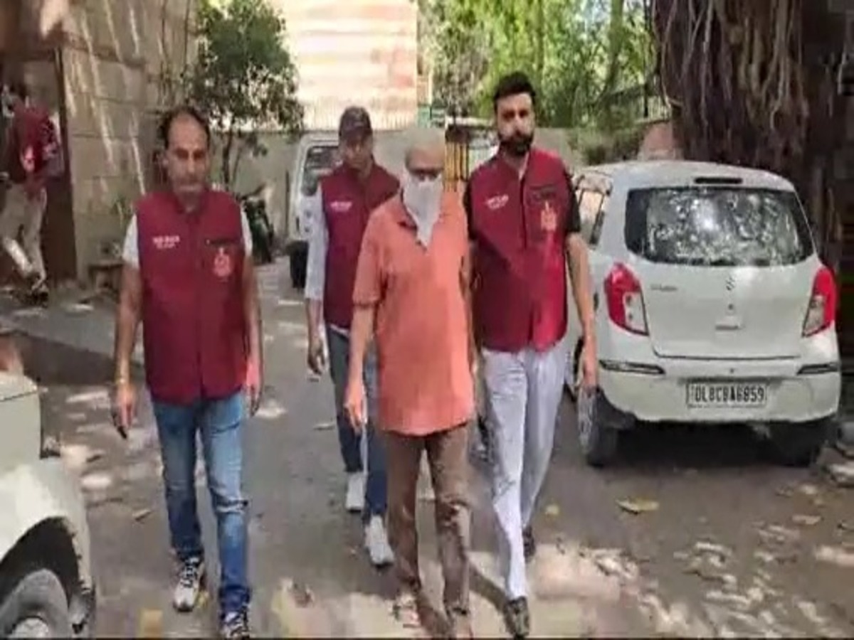 100 लोगों के दो करोड़ लेकर फरार 64 वर्षीय आरोपी को दिल्ली पुलिस की टीम ने किया गिरफ्तार