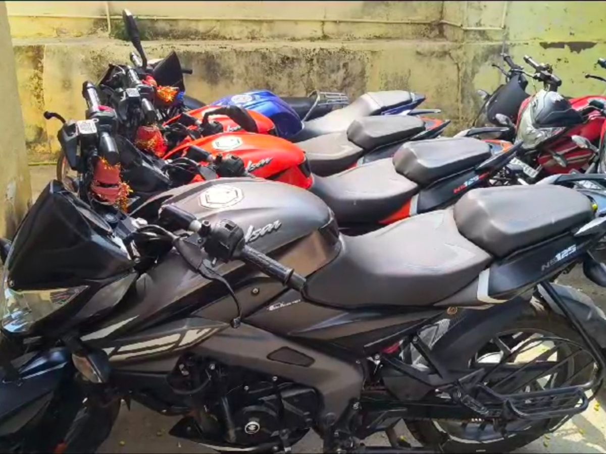 Dungarpur News:पावर बाइकर्स पर पुलिस का बड़ा एक्शन, यातायात नियमो के उल्लंघन पर 30 पावर बाइक जब्त