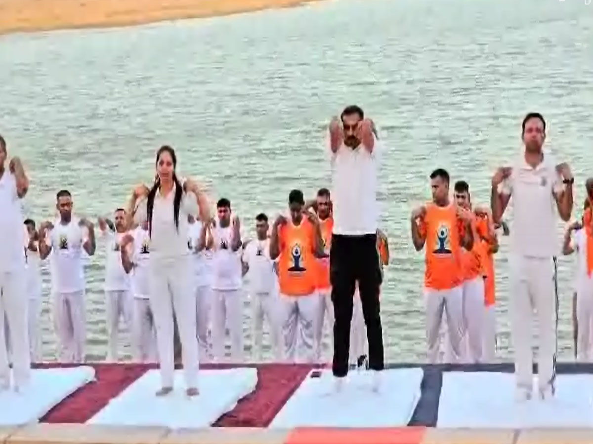 अंतरराष्ट्रीय योग दिवस की तैयारियां तेज, जैसलमेर में BSF के जवानों में दिखा जबरदस्त उत्साह अंतरराष्ट्रीय योग दिवस की तैयारियां तेज, जैसलमेर में BSF के जवानों में दिखा जबरदस्त उत्साह