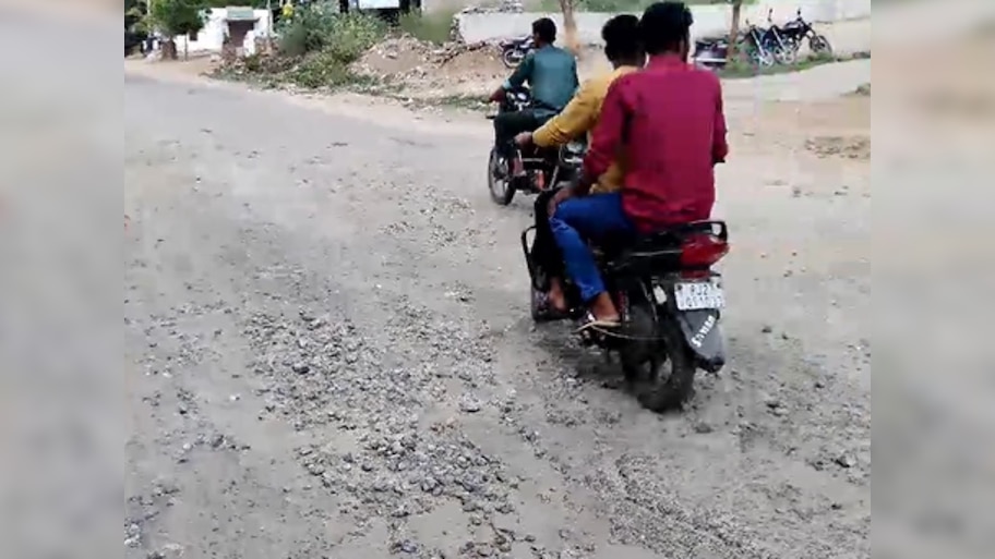 Rajsamand News: सड़क पर गड्ढे होने से लोगों में आक्रोश, जिम्मेदार अधिकारी नहीं दे रहे ध्यान, प्रधानमंत्री कार्यालय पर ऑनलाइन भेजी शिकायत 