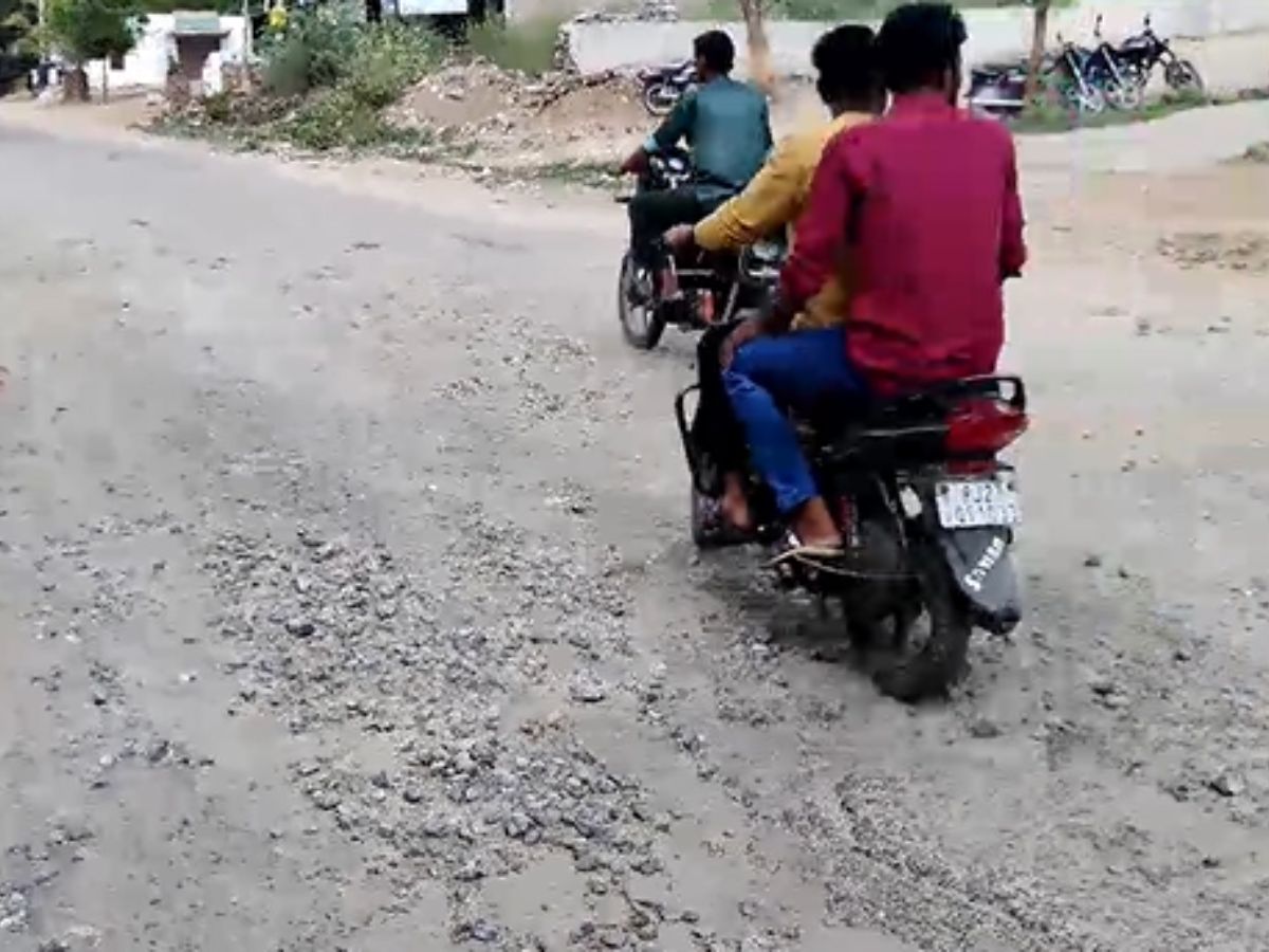 Rajsamand News: सड़क पर गड्ढे होने से लोगों में आक्रोश, जिम्मेदार अधिकारी नहीं दे रहे ध्यान, प्रधानमंत्री कार्यालय पर ऑनलाइन भेजी शिकायत Rajsamand News: सड़क पर गड्ढे होने से लोगों में आक्रोश, जिम्मेदार अधिकारी नहीं दे रहे ध्यान, प्रधानमंत्री कार्यालय पर ऑनलाइन भेजी शिकायत