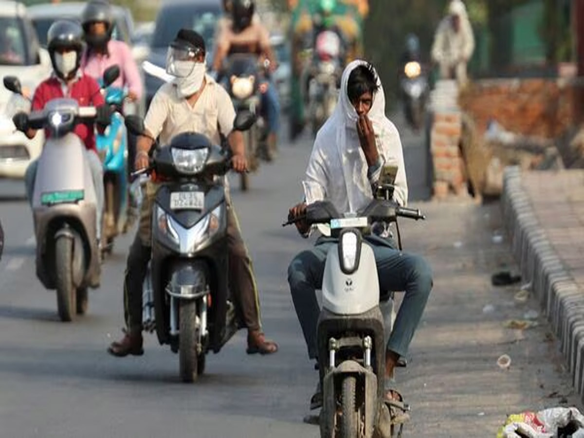 Delhi Weather: दिल्ली में भीषण गर्मी से मिलेगी राहत, जानें मौसम विभाग ने क्या कहा? Delhi Weather: दिल्ली में भीषण गर्मी से मिलेगी राहत, जानें मौसम विभाग ने क्या कहा?