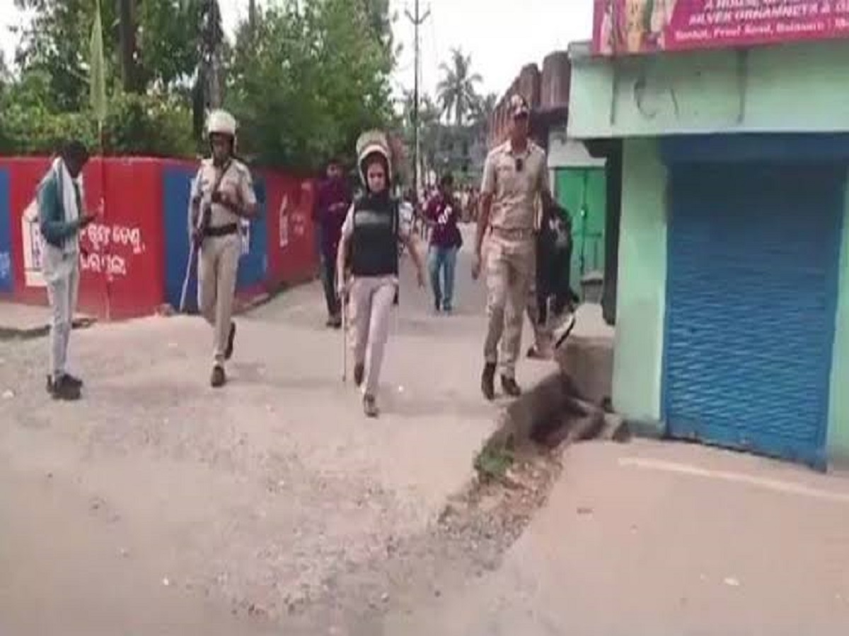 Curfew in Balasore : ପୁଲିସ ଘେରରେ ବାଲେଶ୍ବର ଅନିର୍ଦ୍ଦିଷ୍ଟକାଳ ଜାରି ହେଲା କର୍ଫ୍ୟୁ Curfew in Balasore : ପୁଲିସ ଘେରରେ ବାଲେଶ୍ବର ଅନିର୍ଦ୍ଦିଷ୍ଟକାଳ ଜାରି ହେଲା କର୍ଫ୍ୟୁ