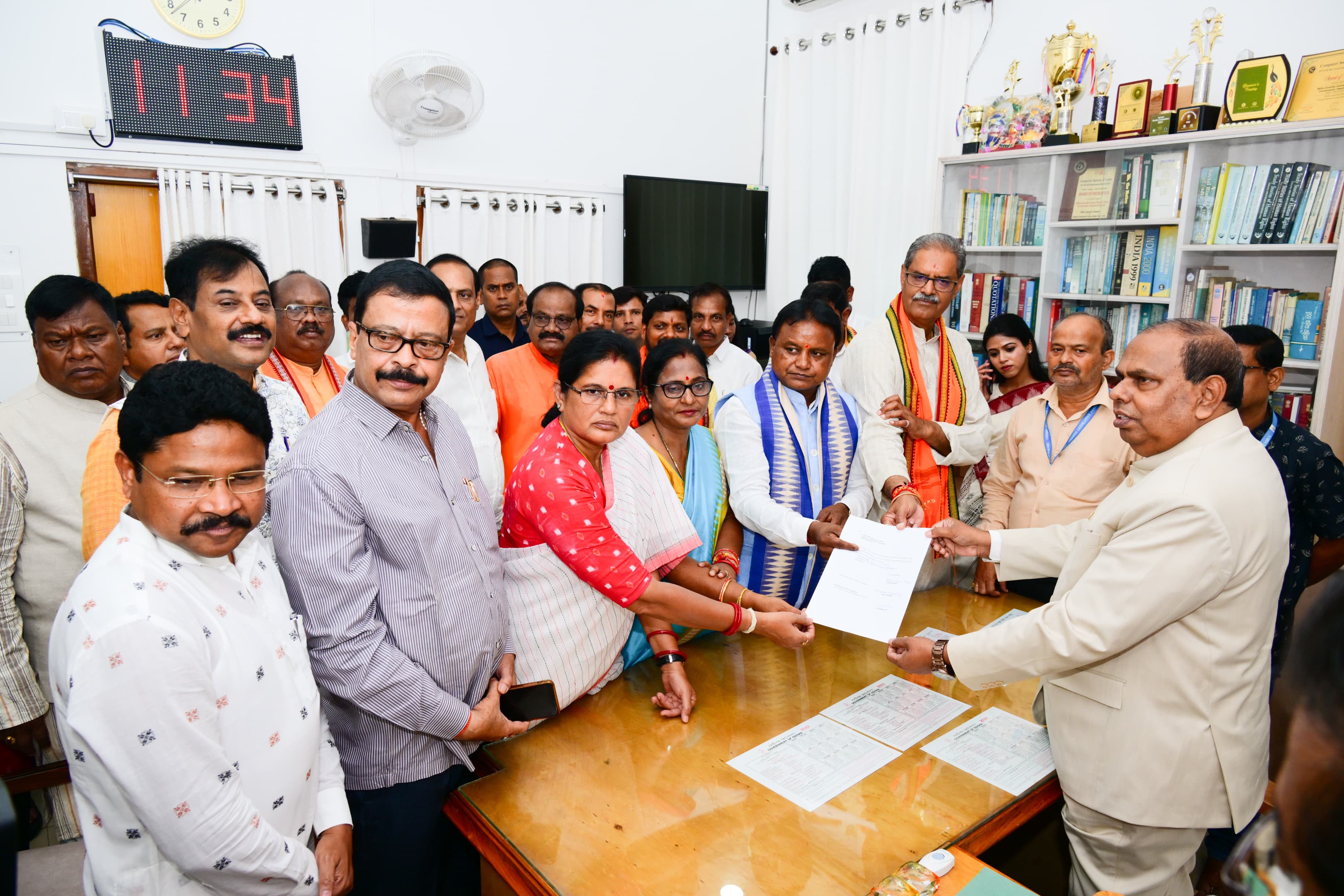 ସୁରମା ପାଢ଼ୀ ବିଜେପିର ବାଚସ୍ପତି ପ୍ରାର୍ଥୀ ସୁରମା ପାଢ଼ୀ ବିଜେପିର ବାଚସ୍ପତି ପ୍ରାର୍ଥୀ