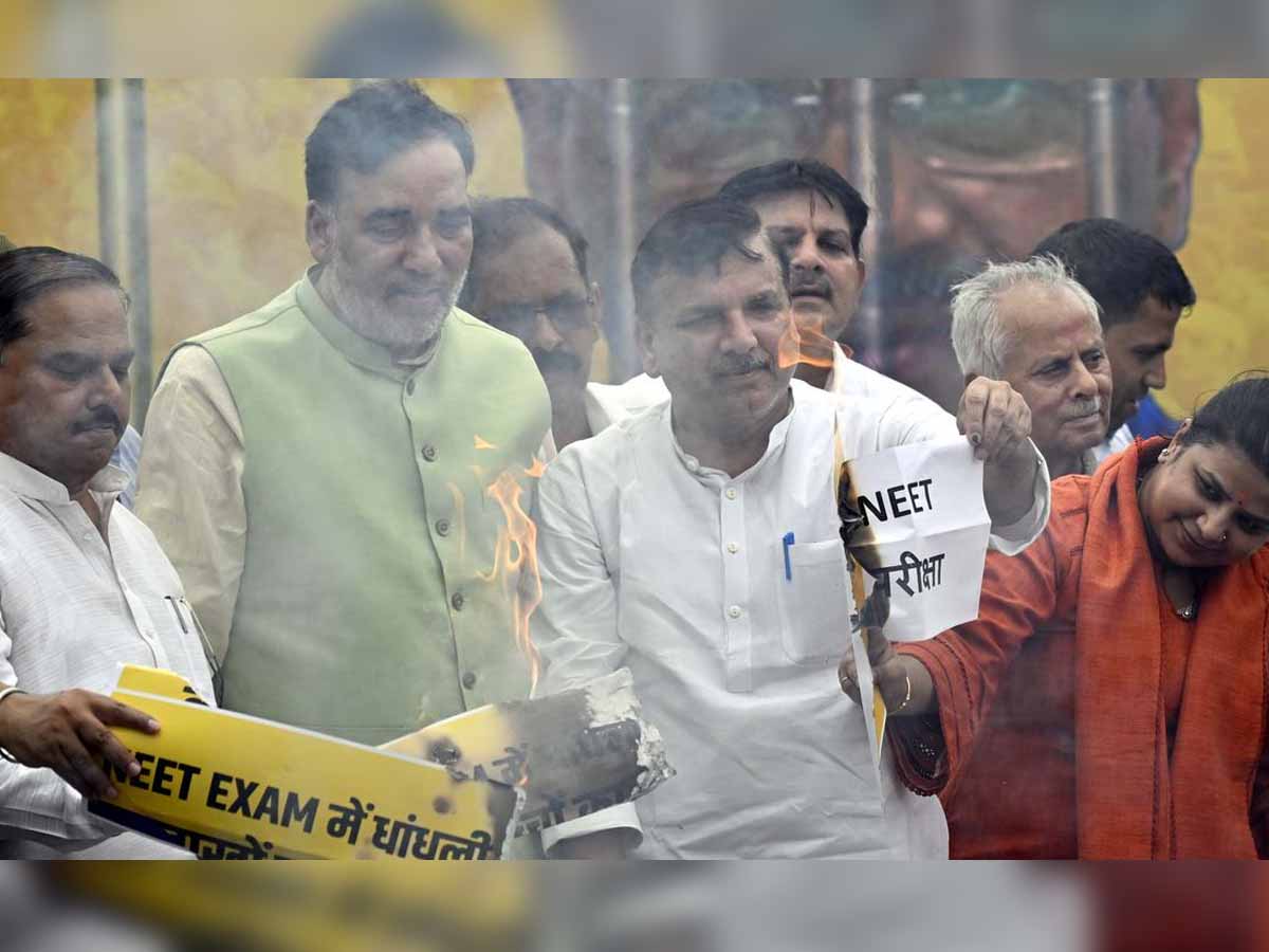 NEET Row: नीट विवाद पर जारी है घमासान; शिक्षा मंत्री के आवास पर प्रदर्शन कर AAP ने की ये मांग NEET Row: नीट विवाद पर जारी है घमासान; शिक्षा मंत्री के आवास पर प्रदर्शन कर AAP ने की ये मांग