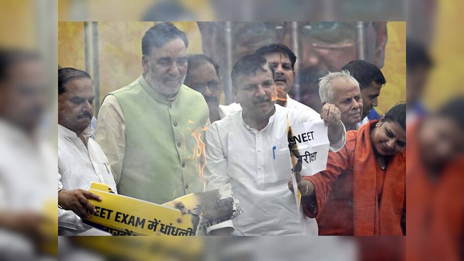 NEET Row: नीट विवाद पर जारी है घमासान; शिक्षा मंत्री के आवास पर प्रदर्शन कर AAP ने की ये मांग