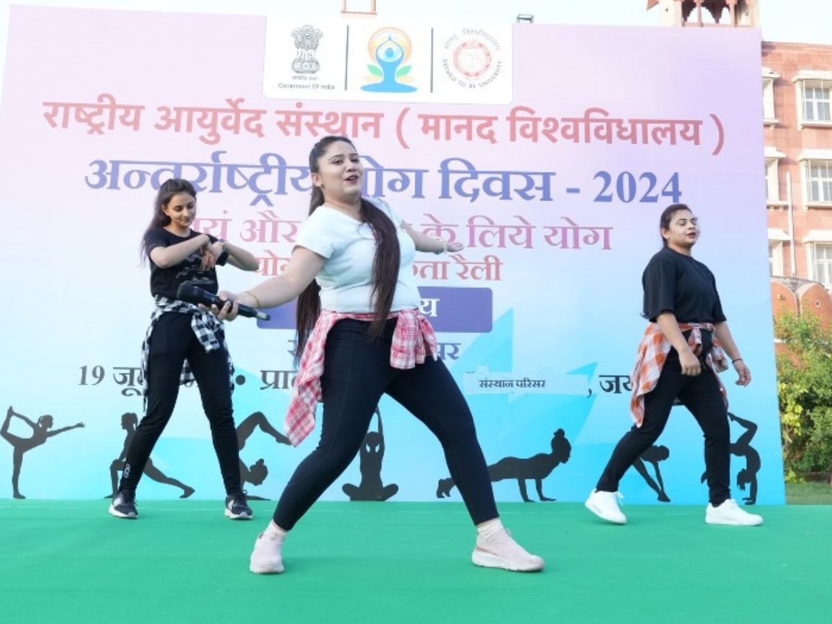 Jaipur News : अंतरराष्ट्रीय योग दिवस पर योग नृत्य का आयोजन, जीवनशैली में बदलाव के लिए किया प्रेरित Jaipur News : अंतरराष्ट्रीय योग दिवस पर योग नृत्य का आयोजन, जीवनशैली में बदलाव के लिए किया प्रेरित