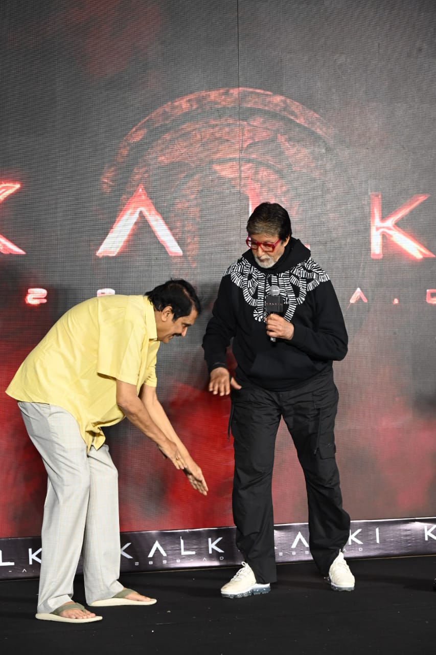 बिग बी ने किसके पैर छूए