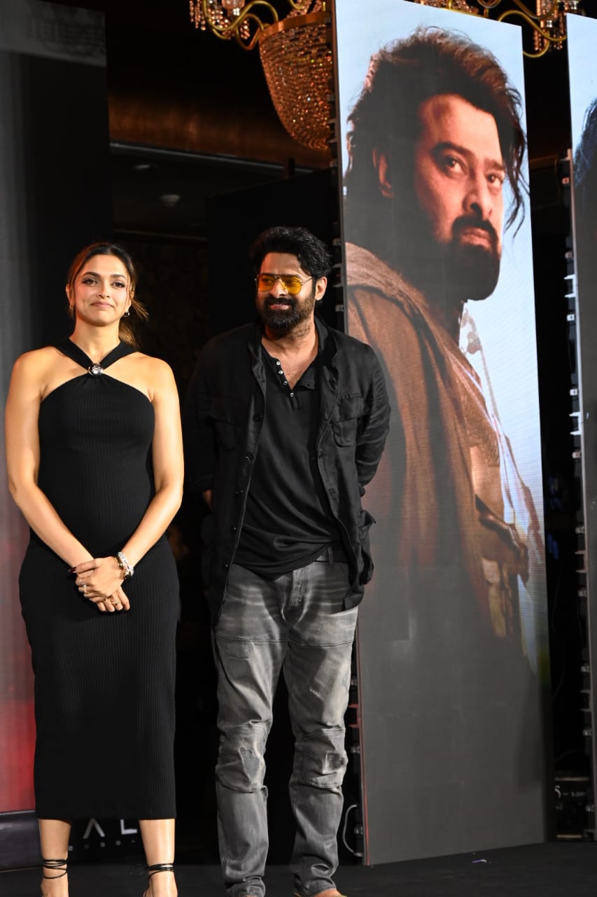 दीपिका को संभालते दिखे प्रभास