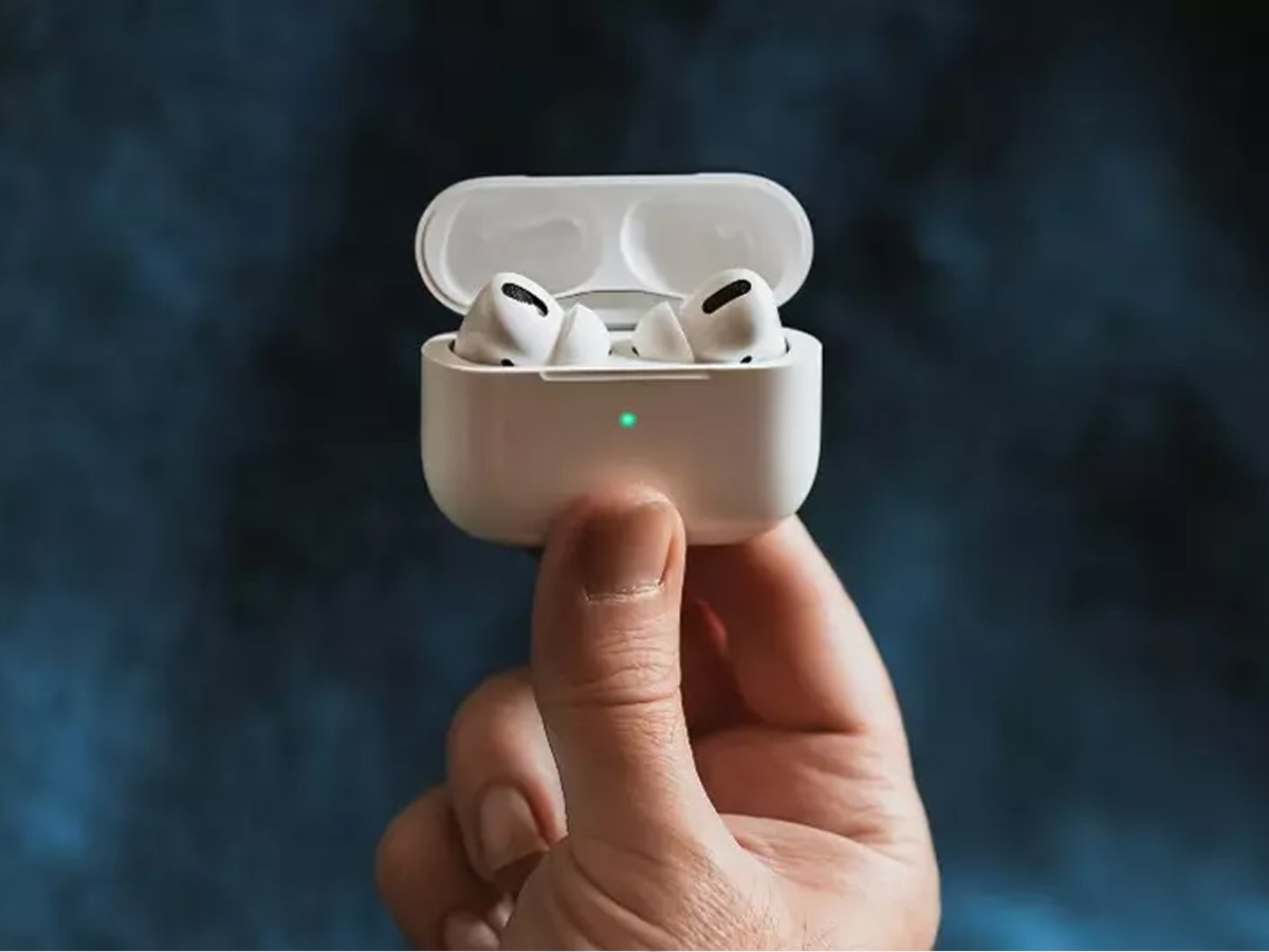 Apple AirPods को चोरी होने से बचाने के लिए शख्स ने किया ऐसा जुगाड़, देखकर आप भी हंस पड़ेंगे