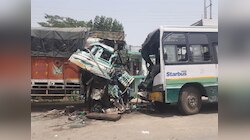 देवरिया में ट्रक और बस की जोरदार टक्कर, हादसे में 1 यात्री की मौत 