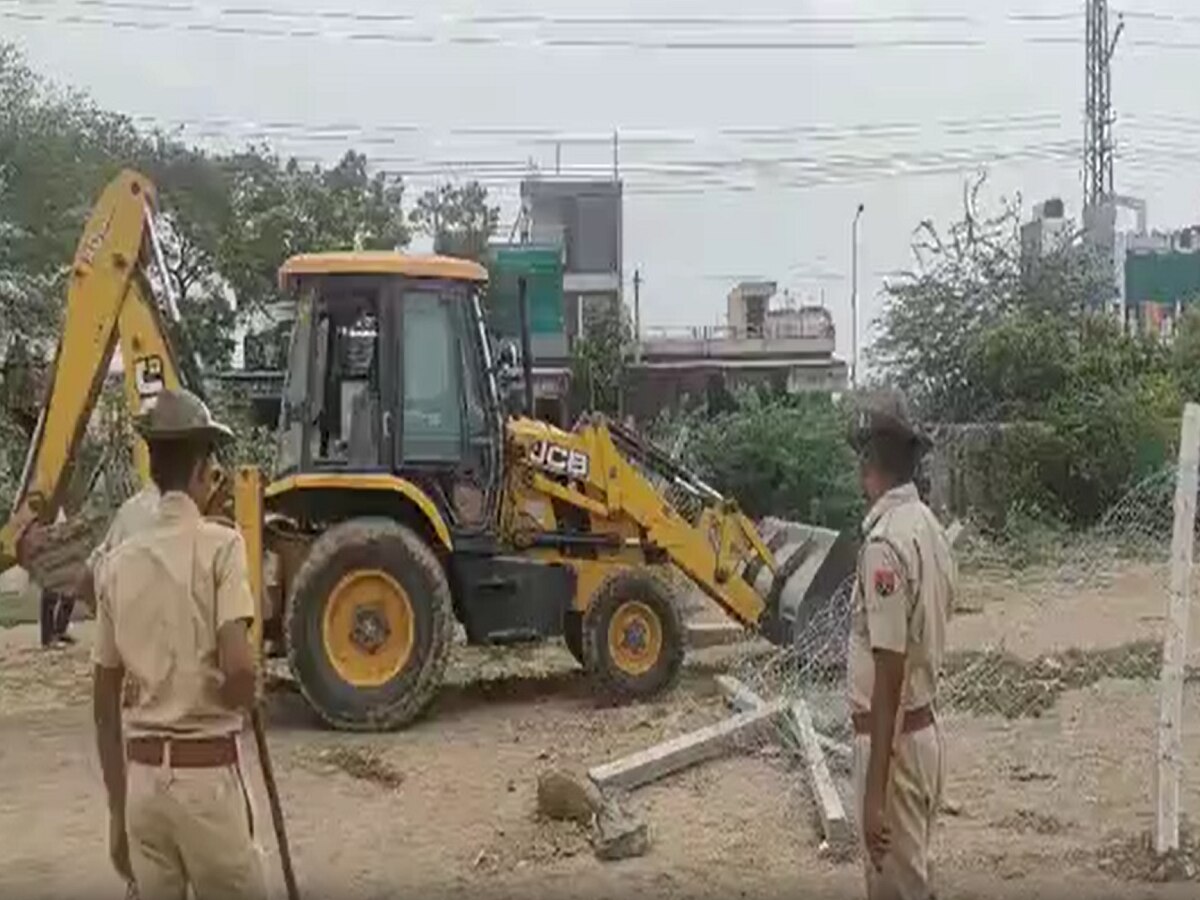 Bhilwara News: विद्यालय की चारदीवारी को तोड़कर रातों-रात की तारबंदी, प्रशासन ने हटाया Bhilwara News: विद्यालय की चारदीवारी को तोड़कर रातों-रात की तारबंदी, प्रशासन ने हटाया