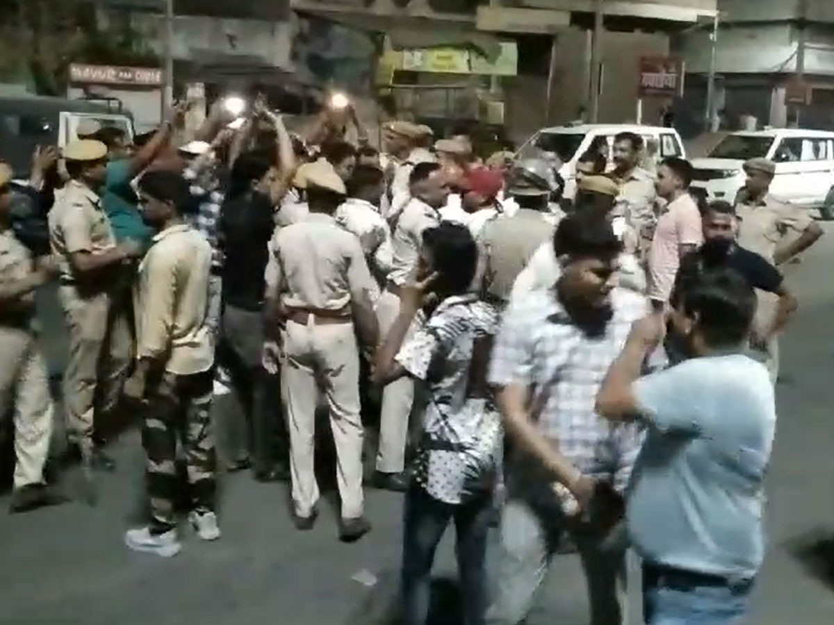 Pali में मवेशियों के कटे सिर मिलने के बाद जमकर हंगामा, प्रदर्शनकारियों पर पुलिस ने किया लाठीचार्ज