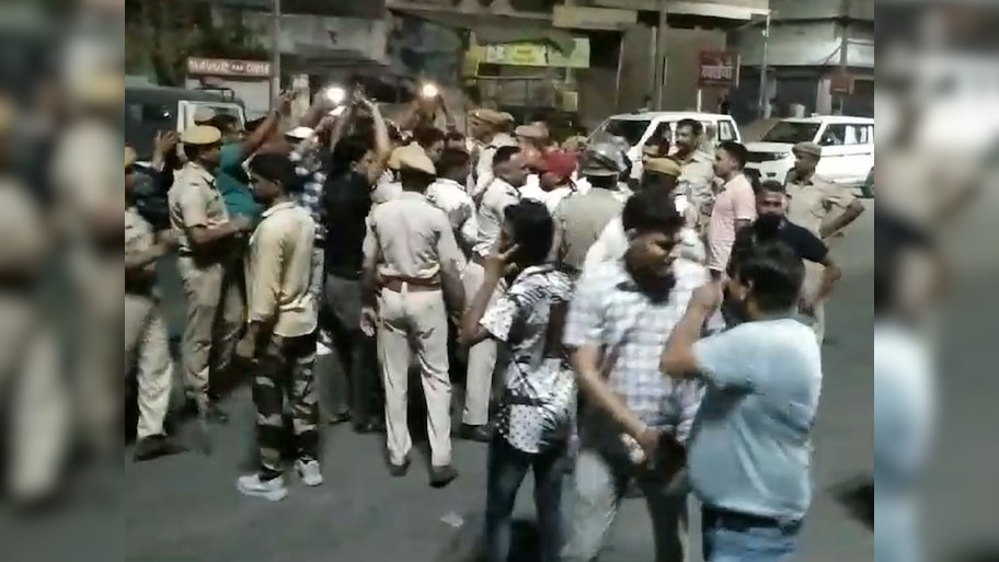 Pali में मवेशियों के कटे सिर मिलने के बाद जमकर हंगामा, प्रदर्शनकारियों पर पुलिस ने किया लाठीचार्ज