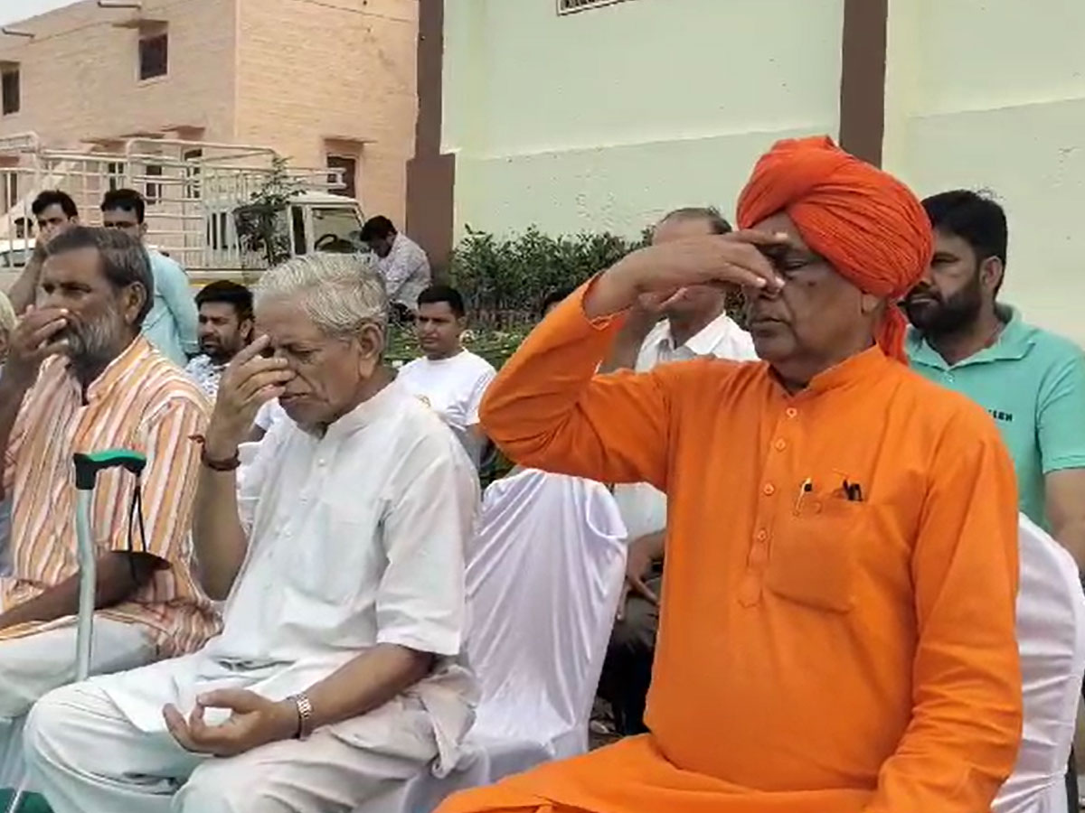 Sikar में मनाया गया दसवां अन्तर्राष्ट्रीय योग दिवस, पूर्व सांसद सुमेधानंद सरस्वती भी रहे मौजूद Sikar में मनाया गया दसवां अन्तर्राष्ट्रीय योग दिवस, पूर्व सांसद सुमेधानंद सरस्वती भी रहे मौजूद