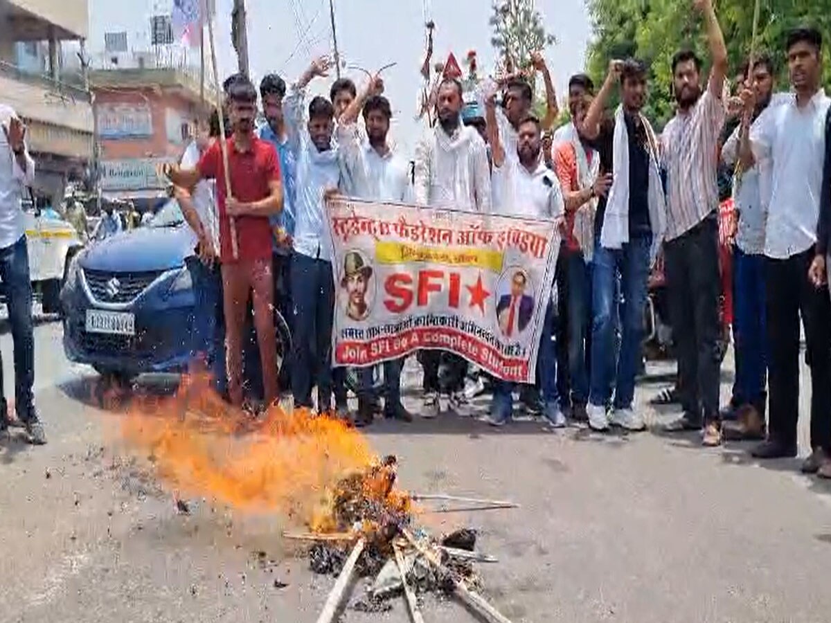 Sikar News: नीट परीक्षा 2024 को रद्द कर वापस करवाने की मांग, फूंका केंद्रीय शिक्षा मंत्री का पुतला