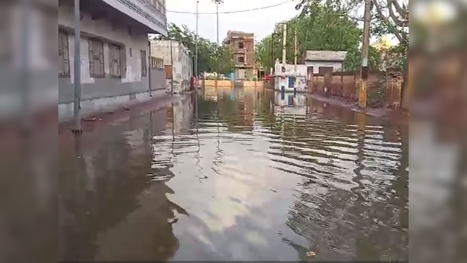 Churu News: प्री मानसून की हल्की बारिश से लोगों को गर्मी से मिली राहत, सड़कों पर भरा गंदा पानी 