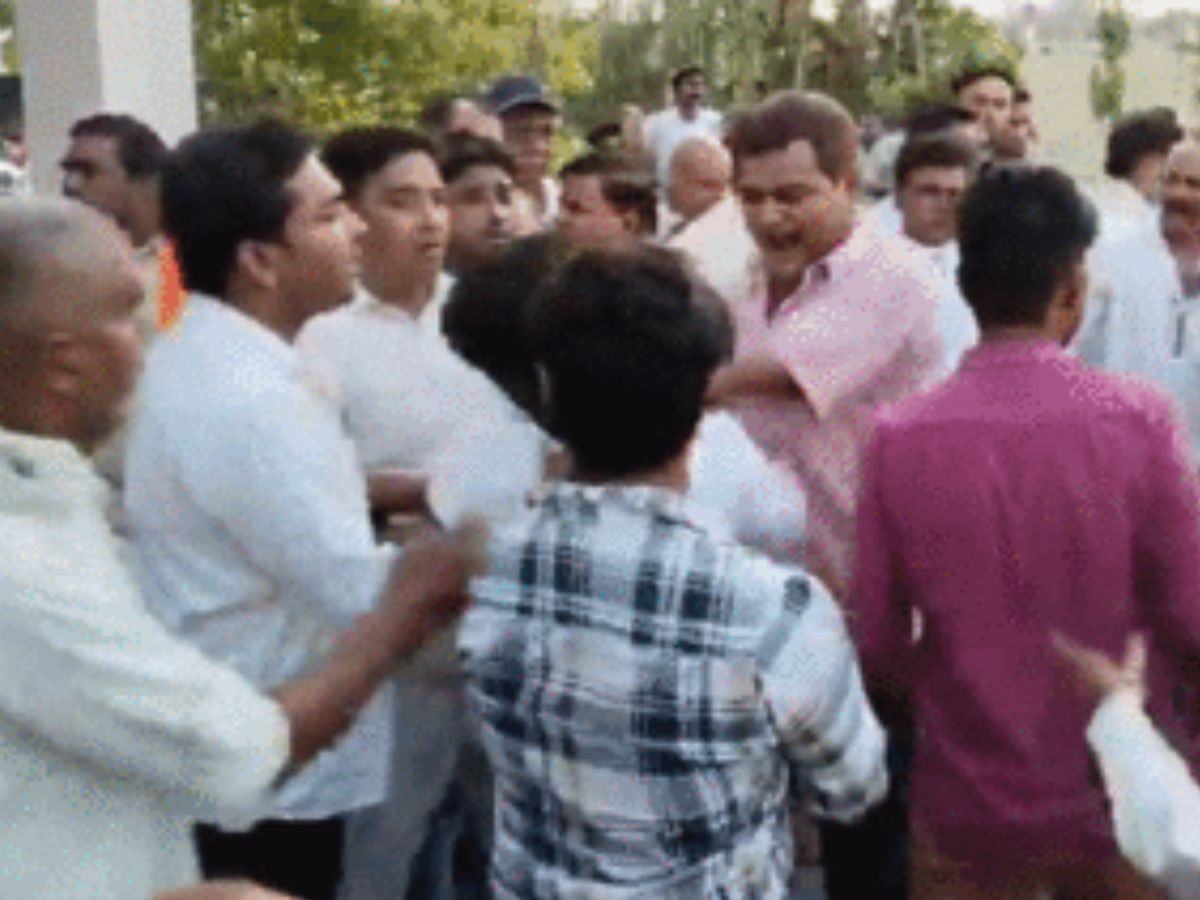 मंत्री-विधायक के सामने भाजपा कार्यकर्ताओं में चले लात घूंसे, हार के बाद हाहाकार का वीडियो वायरल
