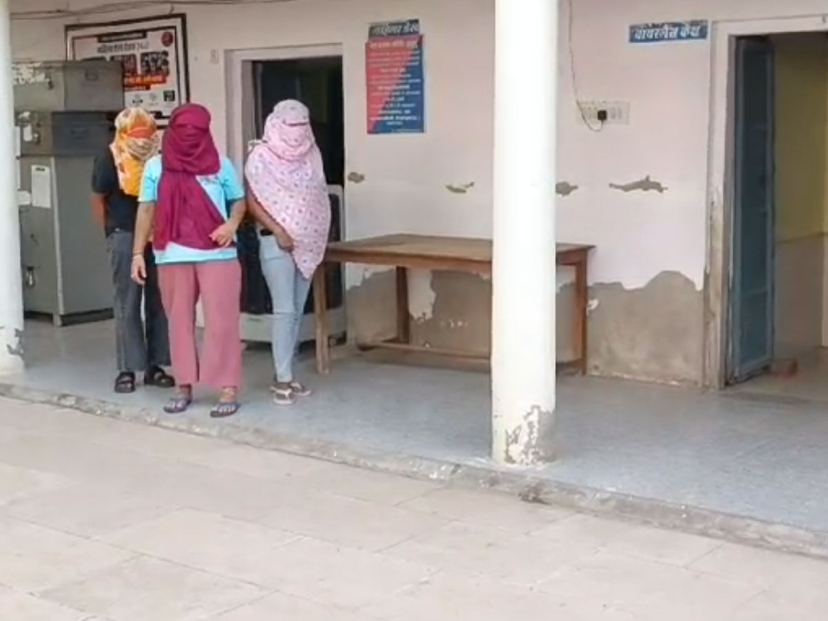 Rajasthan Crime: रॉयल थाई स्पा सेंटर छापा..... 3 युवतियां और 3 युवक पुलिस हिरासत में Rajasthan Crime: रॉयल थाई स्पा सेंटर छापा..... 3 युवतियां और 3 युवक पुलिस हिरासत में