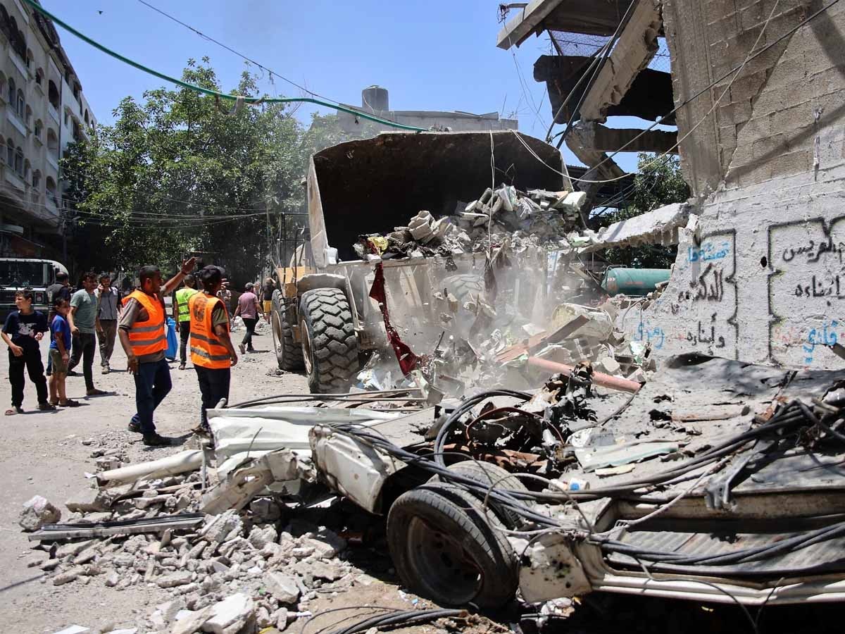 Israel Hamas War: गाजा में जारी तबाही! नागरिकों के साथ सुरक्षाकर्मी और नगरपालिका के कर्मचारियों की मौत
