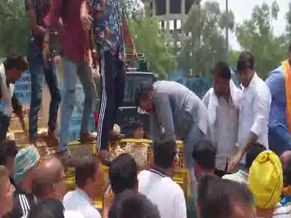 Delhi Water Crisis: ओखला जल बोर्ड ऑफिस पर पुलिस और BJP कार्यकर्ताओं में झड़प, प्रदर्शनकारियों पर छोड़ी गई वाटर कैनन