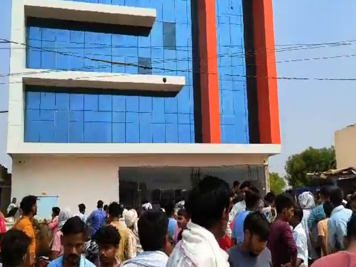 Karauli News: महिला की मौत के बाद परिजनों ने अस्पताल में किया हंगामा, शव रखकर सड़क पर लगाया जाम Karauli News: महिला की मौत के बाद परिजनों ने अस्पताल में किया हंगामा, शव रखकर सड़क पर लगाया जाम