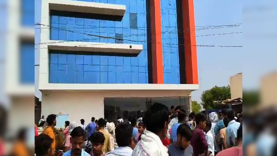 Karauli News: महिला की मौत के बाद परिजनों ने अस्पताल में किया हंगामा, शव रखकर सड़क पर लगाया जाम