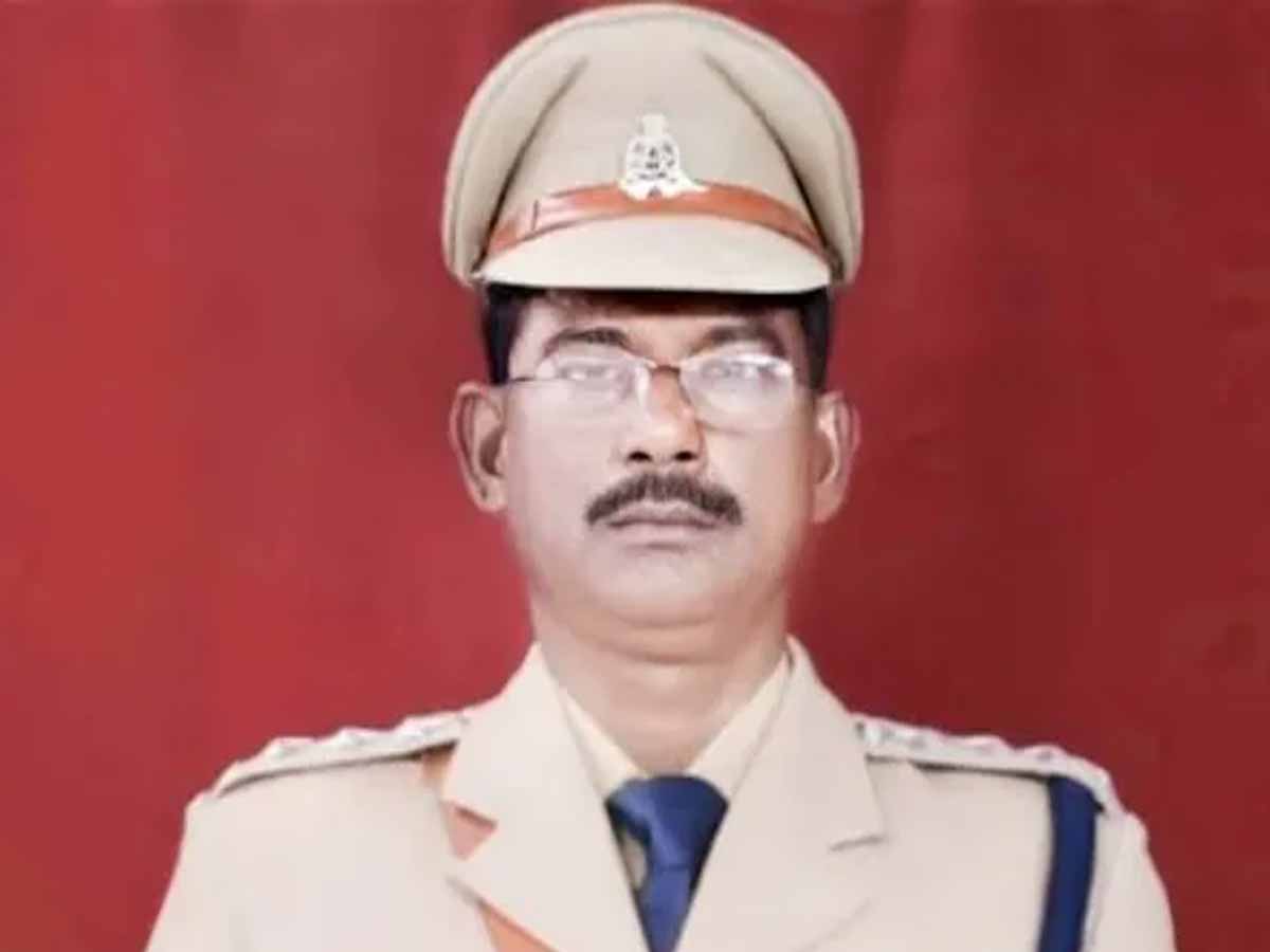 महिला कांस्टेबल के साथ पकड़े गए DSP; डिमोट के बाद मिला ये पद महिला कांस्टेबल के साथ पकड़े गए DSP; डिमोट के बाद मिला ये पद