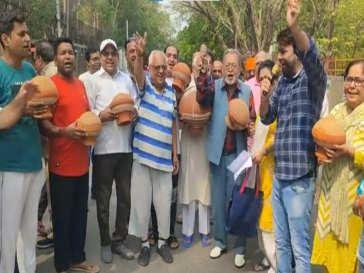Delhi News: पानी तो नहीं पर आया 2 लाख रूपये पानी का बिल,  लोगों ने किया मटकाफोड़ प्रदर्शन