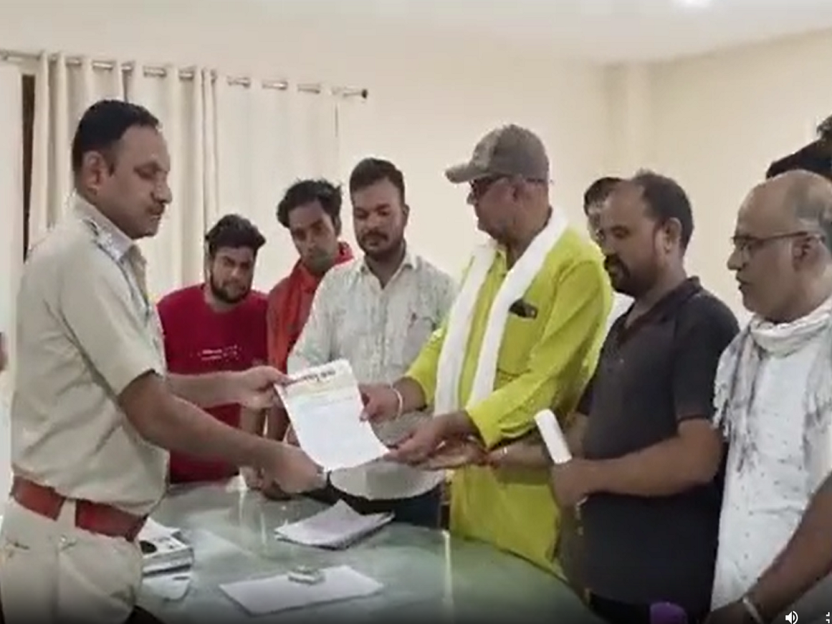 Churu News: गौमाता से दुष्कर्म के आरोपी पर सख्त कार्रवाई की मांग, थानाधिकारी को सौंपा ज्ञापन Churu News: गौमाता से दुष्कर्म के आरोपी पर सख्त कार्रवाई की मांग, थानाधिकारी को सौंपा ज्ञापन