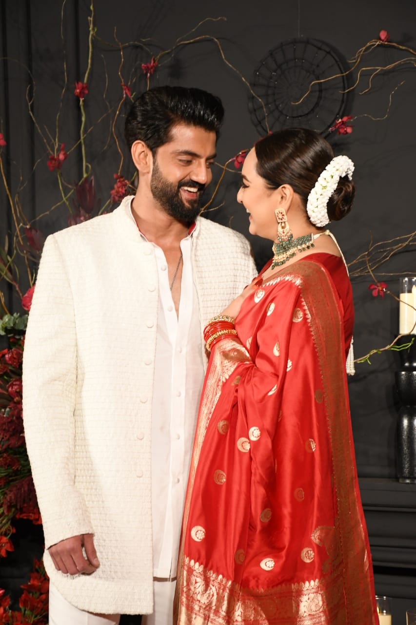 लाल सुर्ख साड़ी और मांग में भरा सिंदूर