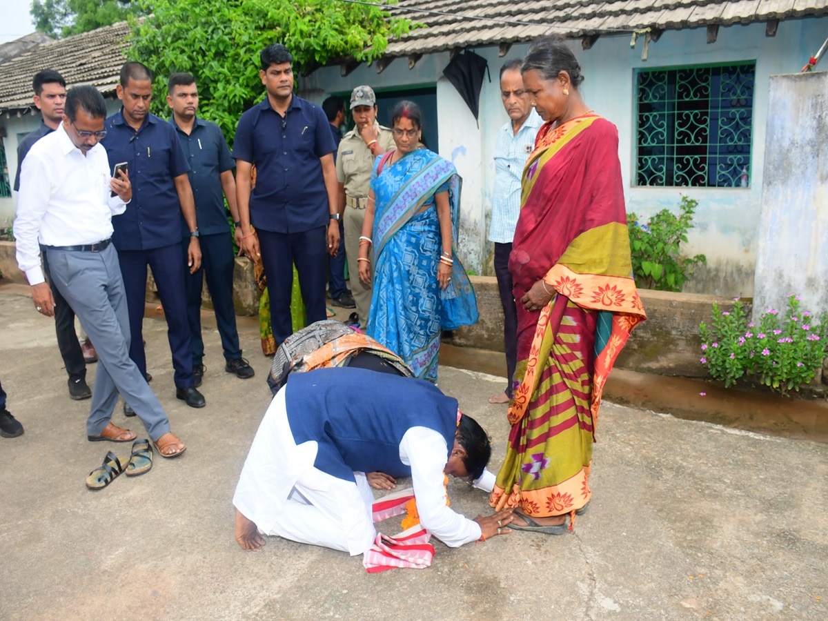 Mohan Charan Majhi:ଆଣ୍ଠୁ ଲଗାଇ ପ୍ରଣାମ କଲେ, ଘରେ ତଳେ ବସି ଖାଇଲେ ...