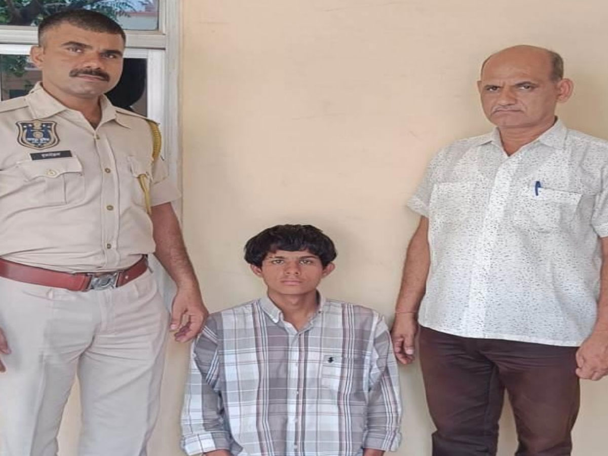 Jaipur News: विदेशी महिलाओं से अभद्रता करने वाला युवक गिरफ्तार, सोशल मीडिया पर वीडियो वायरल होने के बाद पुलिस ने की कार्रवाई Jaipur News: विदेशी महिलाओं से अभद्रता करने वाला युवक गिरफ्तार, सोशल मीडिया पर वीडियो वायरल होने के बाद पुलिस ने की कार्रवाई