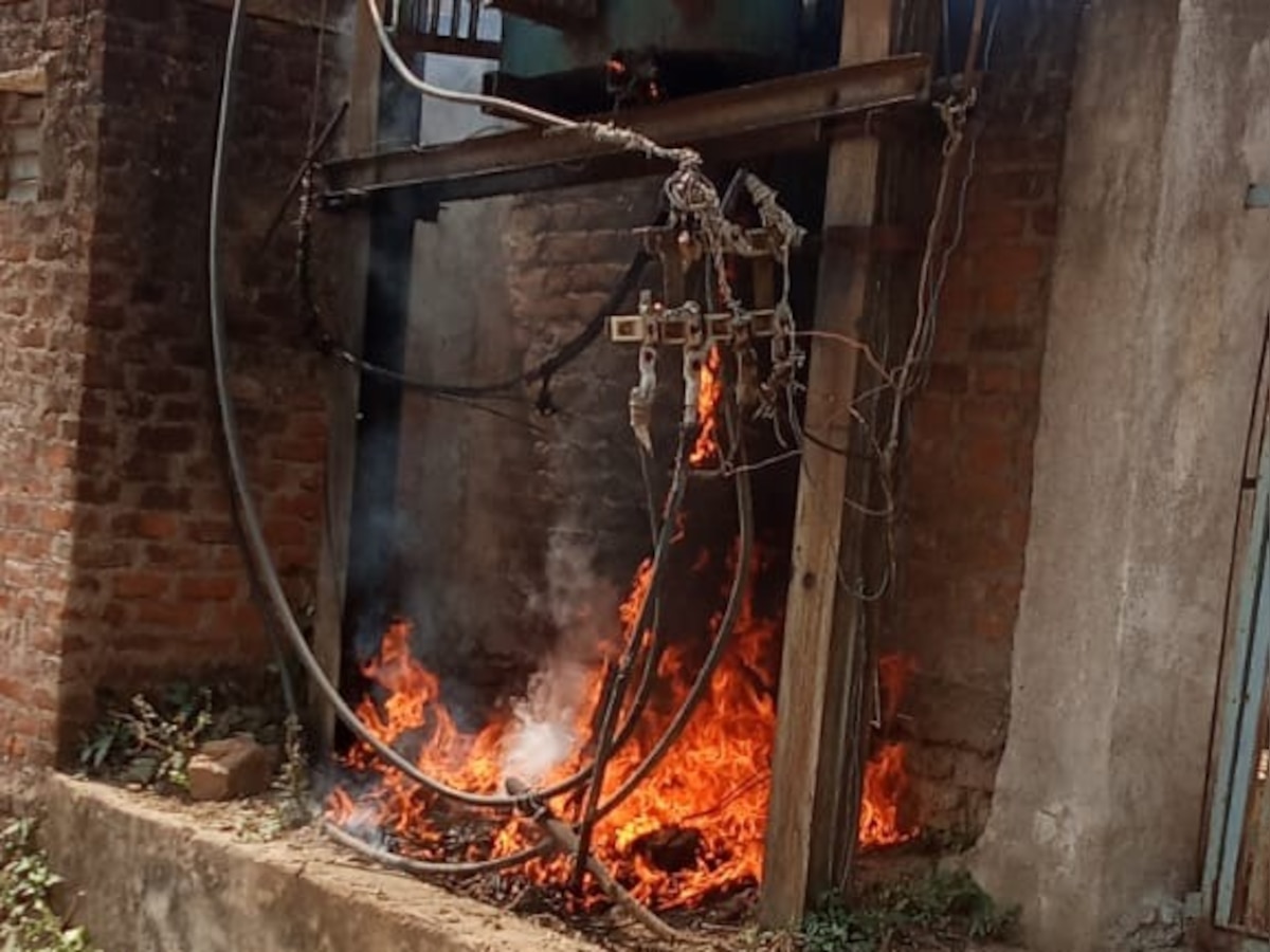 Bijnor News: धूं-धूं कर जलने लगे बिजली केबल, इलाके में मची अफरातफरी, विद्युत विभाग पर भ्रष्टाचार के आरोप