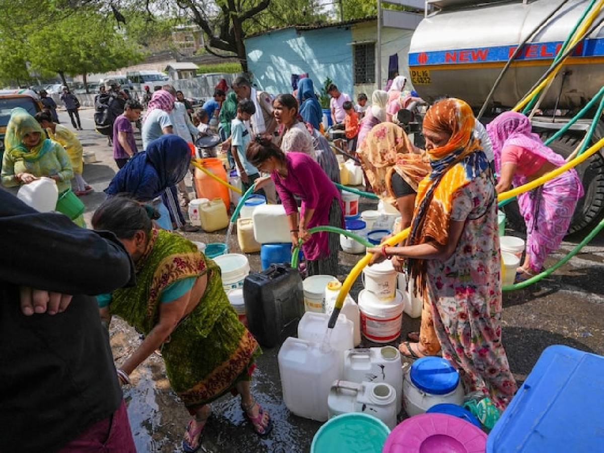 Delhi Water Crisis: दिल्ली में पानी की किल्लत बरकरार, बूंद-बूंद को तरस रहे लोग 