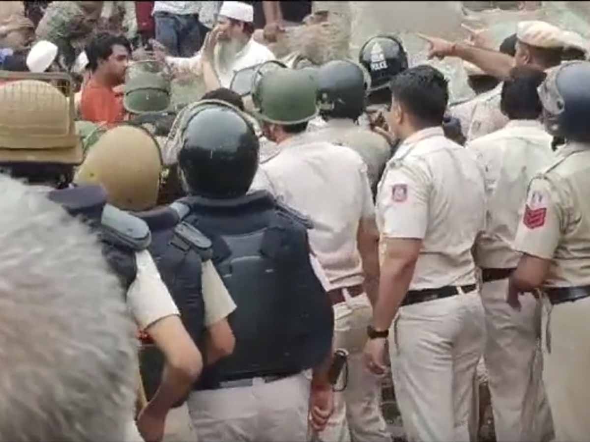Delhi: मंगोलपुरी में मस्जिद के पास अतिक्रमण के खिलाफ बुलडोजर कार्रवाई; विरोध के बाद पैरामिलिट्री फोर्स तैनात