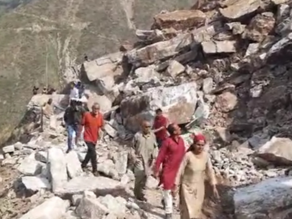 Himachal News: राष्ट्रीय राजमार्ग 707 पर टूटा पहाड़, मार्ग पिछले 16 घंटे से बंद! लोग परेशान