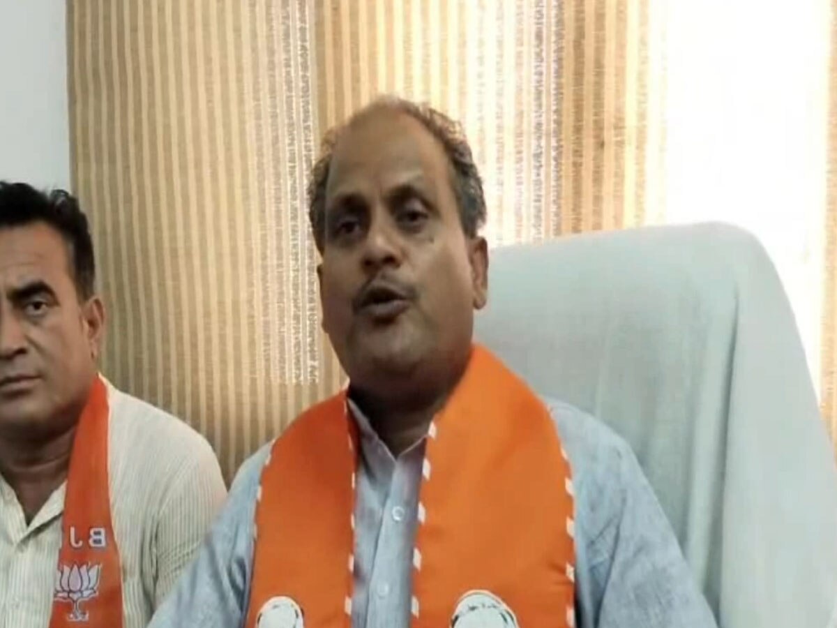 राजस्व मंत्री हेमंत मीणा ने इमरजेंसी को लेकर कांग्रेस पर साधा निशाना, कांग्रेस के सिद्धांतों पर उठाए सवाल राजस्व मंत्री हेमंत मीणा ने इमरजेंसी को लेकर कांग्रेस पर साधा निशाना, कांग्रेस के सिद्धांतों पर उठाए सवाल